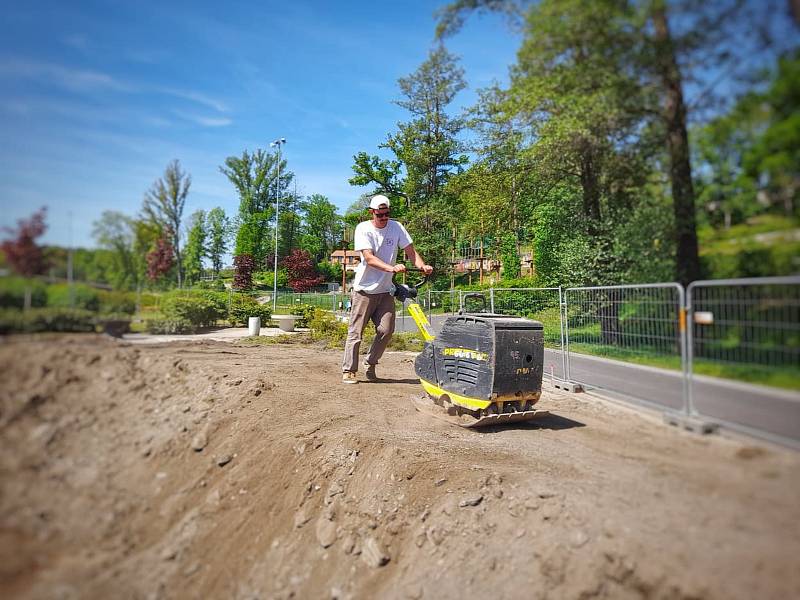 Na levém břehu Krajinky v Chebu roste jeden z nejmodernějších skateparků v České republice.