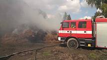 Rozsáhlý požár sena v Klášteře u Teplé postupně hasilo třináct jednotek Karlovarského kraje.