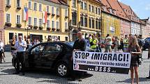 Antikonfliktní tým policie akci na chebském náměstí zklidnil.