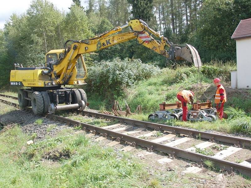 PRÁCE NA POSLEDNÍ ČÁSTI třetího tranzitního koridoru na trati Cheb Cheb státní hranice jsou v plném proudu. Stavebníci právě nyní připravují okolí kolem trati pro novou etapu. 