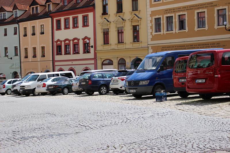 Semestrální práce studentů se zabývaly parkováním v předmostí i revitalizací náměstí, které je stále plné aut.