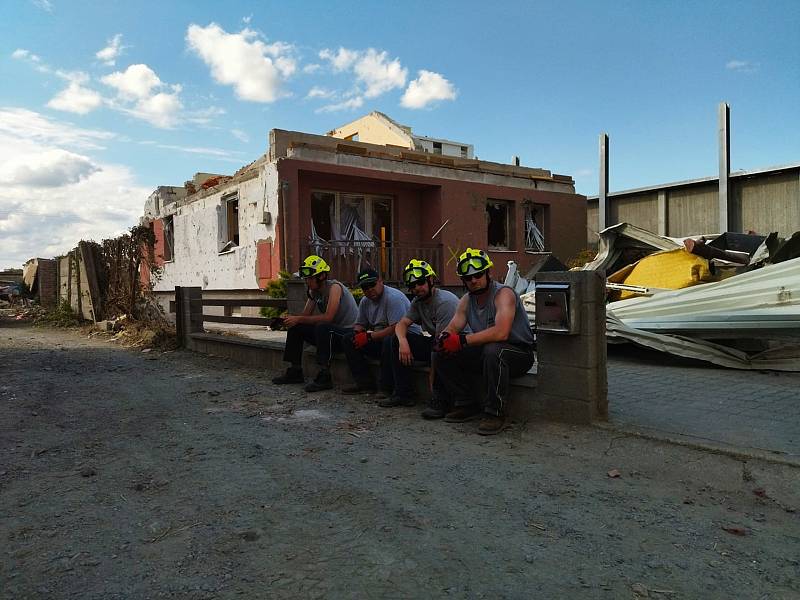Skalenští dobrovolní hasiči jsou jedni z těch, co byli povoláni do služby po ničivém tornádu.