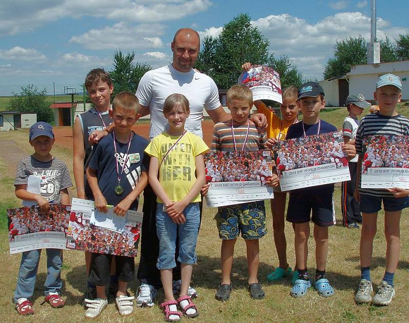 Tomáš Vokoun navštívil sportovní a taneční tábor v Sorkově, který už mnoho let pořádá chebský taneční mistr Vladimír Hána.