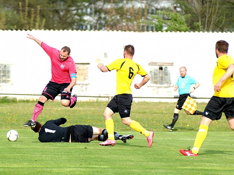 Celek FC Cheb (v růžovém) doma jasně přehrál mužstvo Lomnice 4:1.