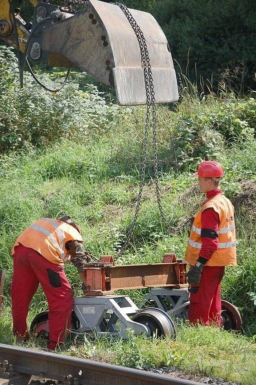 PRÁCE NA POSLEDNÍ ČÁSTI třetího tranzitního koridoru na trati Cheb Cheb státní hranice jsou v plném proudu. Stavebníci právě nyní připravují okolí kolem trati pro novou etapu. 