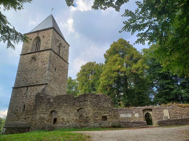 Zřícenina kostela Katharinenberg se nachází pouze 30 kilometrů od Chebu.