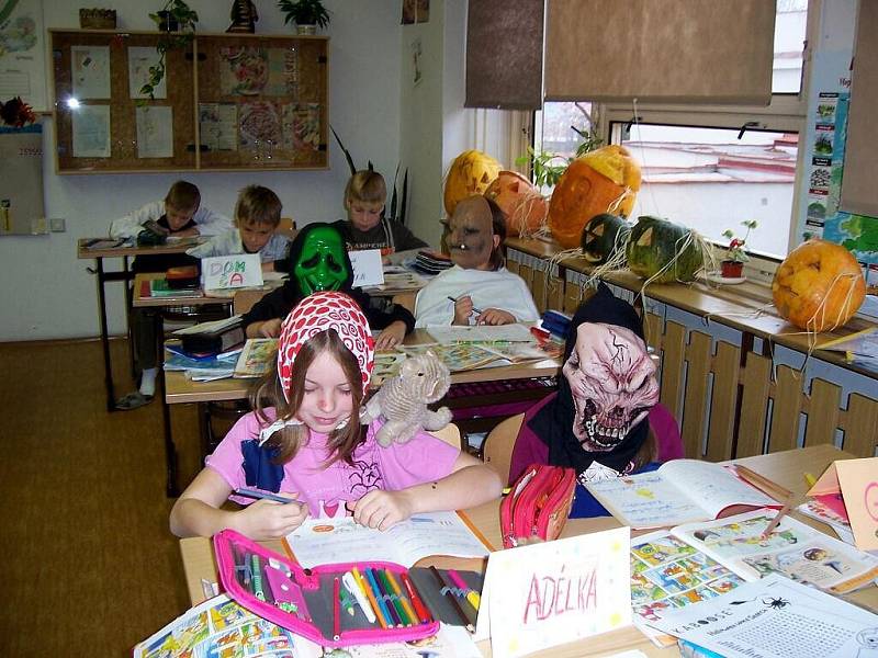 Příprava na Helloween v chebské základní škole na Malém náměstí