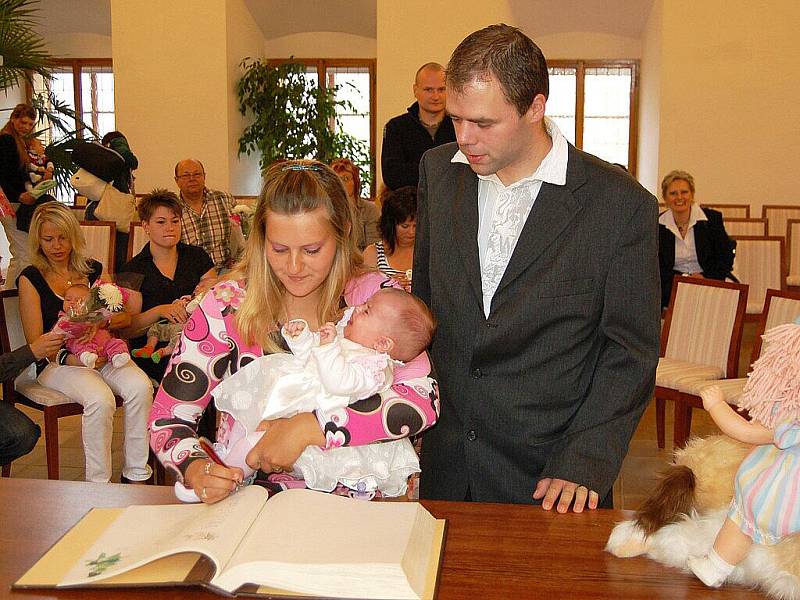 Pracovnice chebského městského úřadu přivítaly v chebské obřadní síni pětadvacet nových občánků města Chebu.