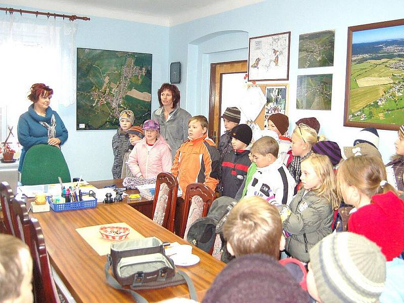 DRMOULSKÉ DĚTI zaplnily pracovnu starostky obce Vladislavy Chalupkové (vlevo). Společně se svojí učitelkou Renatou Rothovou předaly starostce erb, který vlastnoručně společnými silami vyrobily. 