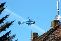 Policejní vrtulník pátrá v Dolním Žandově a jeho okolí po pohřešované dvacetileté Monice Ďuričové