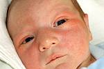JAKUB SKŘIVAN se narodil ve úterý 18. ledna ve 20.18 hodin. Při narození vážil 3900 gramů a měřil 50 centimetrů. Doma v Hazlově se z malého Jakoubka raduje maminka Marie spolu s tatínkem Alešem.