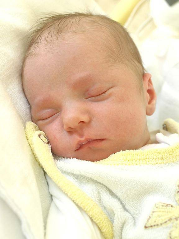 JAN MACOUN se narodil v sobotu 24. září v 19.05 hodin. Při narození vážil 2700 gramů a měřil 46 centimetrů. Doma v Hranicích se z malého Jeníčka těší maminka Kamila spolu s tatínkem Janem.