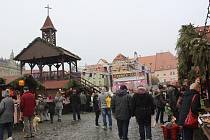 Největší vánoční trhy v Karlovarském kraji jsou zahájeny. V sobotu se na chebském náměstí Krále Jiřího z Poděbrad sešly stovky lidí, aby ochutnaly čerstvý svařák, medový punč anebo křupavou pečenou klobásku.