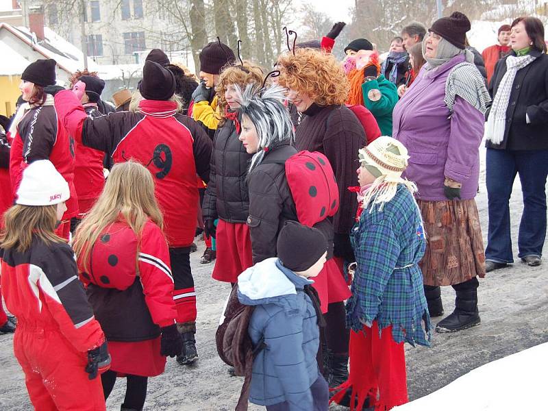 OBYVATELÉ PLESNÉ  si užívali masopustní průvod městem. Letos se akce konala již po páté. Podle mínění lidí se nyní zúčastnilo více masek.