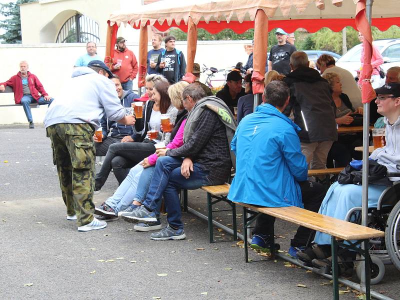 Kapela Quo vadis zahrála o víkendu všem obyvatelům obce Pomezí nad Ohří.