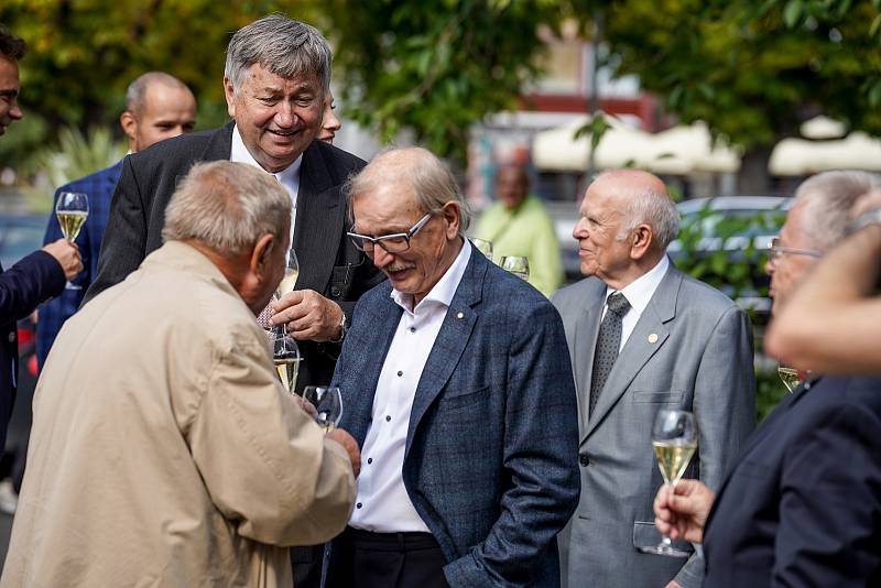 Rotary klub Karlovy Vary oslavil 30. výročí znovuzaložení karlovarského klubu slavnostním setkáním u Jezdecké sochy Karla IV..