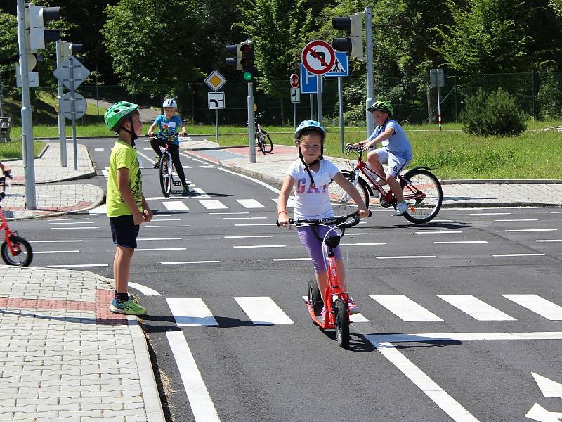 Děti z Chebska si užily další jedinečný příměstský tábor v Domě dětí a mládeže Sova v Chebu. Během týdne si vylezly na horolezeckou stěnu, svezly se na kánoích, povozily se na koních anebo si vyšláply do terénu, kde hledaly různé indicie.