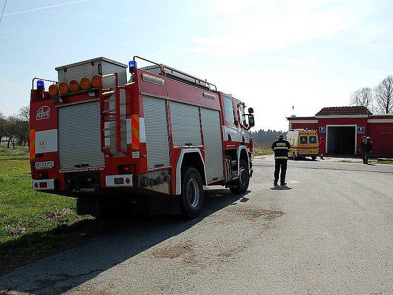 Krádež okapů ve Vojtanově se vymstila 48letému muži ze Sokolovska. Spadl ze žebříku a musel být transportován vrtulníkem do nemocnice. 