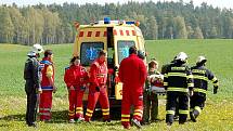 Krádež okapů ve Vojtanově se vymstila 48letému muži ze Sokolovska. Spadl ze žebříku a musel být transportován vrtulníkem do nemocnice. 