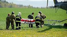 Krádež okapů ve Vojtanově se vymstila 48letému muži ze Sokolovska. Spadl ze žebříku a musel být transportován vrtulníkem do nemocnice. 