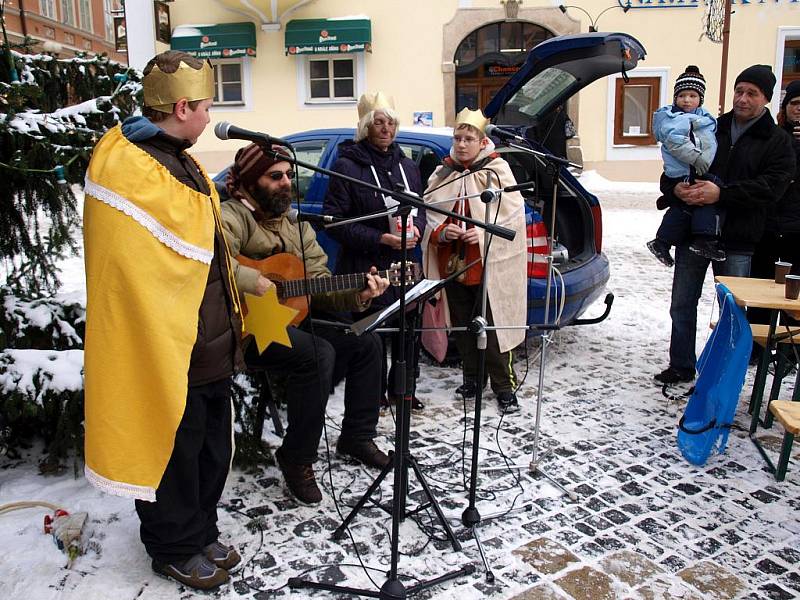 KOLEDNÍCI při 'starostově' polévce na chebském náměstí zpívali koledy. Na kytaru je doprovázel farář Petr Hruška. 