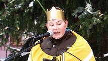 KOLEDNÍCI při 'starostově' polévce na chebském náměstí zpívali koledy. Na kytaru je doprovázel farář Petr Hruška. 