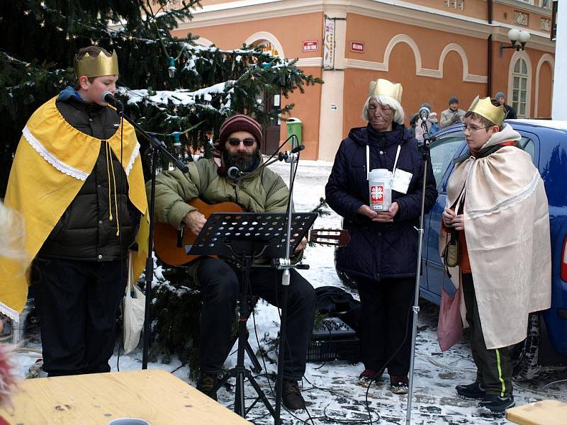 KOLEDNÍCI při 'starostově' polévce na chebském náměstí zpívali koledy. Na kytaru je doprovázel farář Petr Hruška. 