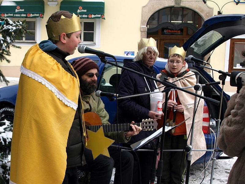 KOLEDNÍCI při 'starostově' polévce na chebském náměstí zpívali koledy. Na kytaru je doprovázel farář Petr Hruška. 