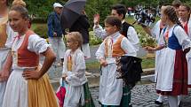 MARIÁNKY PATŘILY FOLKLORU. Mezinárodní folklorní festival Mariánský podzim se tradičně uskutečnil v Mariánských Lázních. Kromě vystoupení na kolonádě nebo v anglikánském kostele měli místní i hosté možnost spatřit krásu lidových krojů při průvodu městem. 