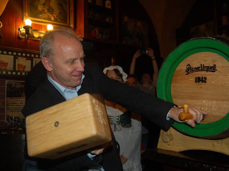 V RÁMCI oslav Pilsner Urquell Chebští ochutnali  nefiltrované pivo z dubového sudu, který narazil plzeňský sládek.