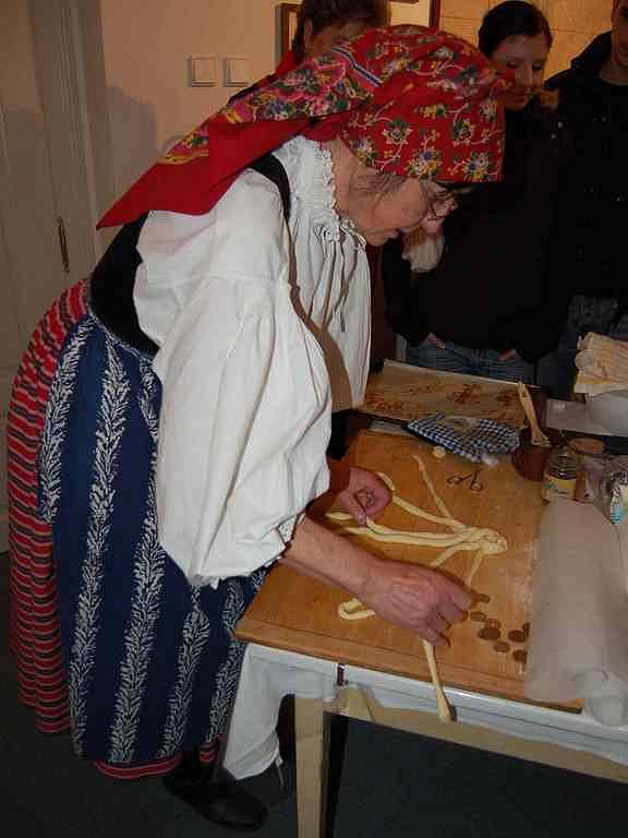 Ivanka Wolková předváděla pletení vánočky