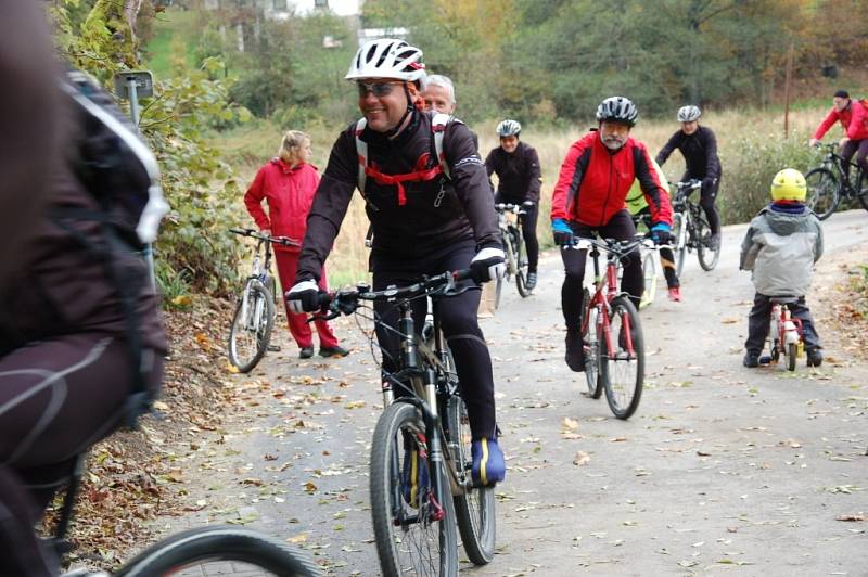 CYKLISTÉ, kteří přišli slavnostně otevřít novou cyklostezku z Doubravy u Aše do Saska, měli možnost ji ihned vyzkoušet. 