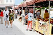 Farmářské trhy v Chebu navštěvují lidé po celý den.