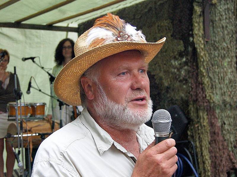 řehlídku folk, country, trampské a bluegrassové hudby připravil organizátor Václav Neuman opět na své vlastní zahradě v obci Salajna nedaleko Dolního Žandova. 