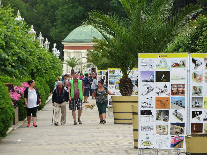 Přes osm stovek vtipů bylo týden vidět na Národní třídě ve Františkových Lázních. Konal se tu totiž pátý ročník Mezinárodního festivalu kresleného humoru.