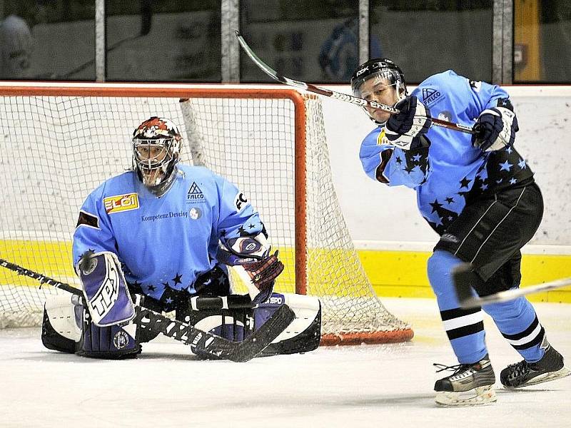 HOKEJISTÉ HC Cheb 2001 měli partii KP 1 s HC Louny dobře rozehranou, když po první třetině vedli 2:0. Soupeř však ve druhé třetině vyrovnal  a v poslední části přidal dvě branky. 