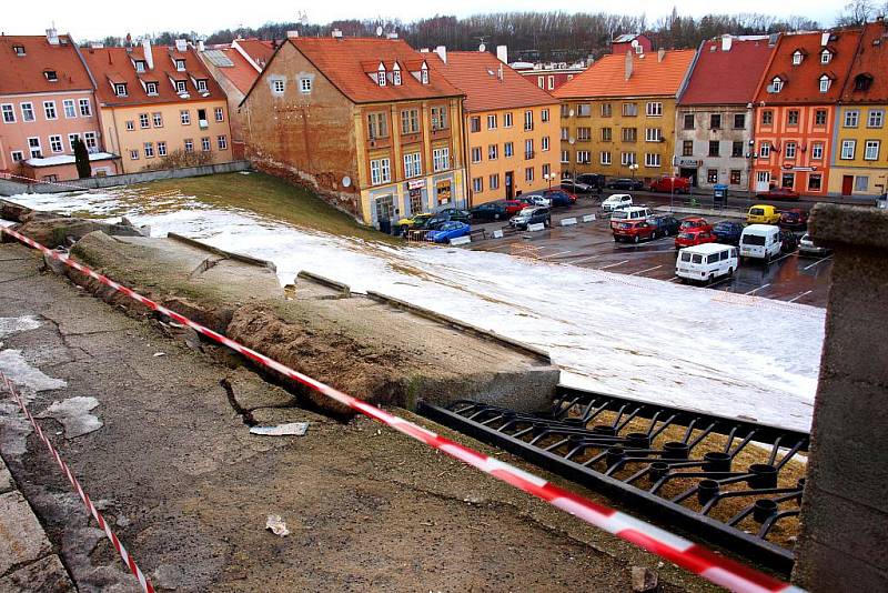 PRACOVNÍCI CHEBSKÝCH technických služeb museli místo pod kostelem svatého Mikuláše v Chebu hned v pátek večer zajistit. Spadla zde totiž  zídka.       