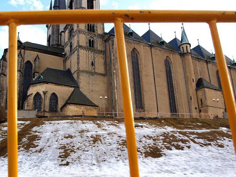 PRACOVNÍCI CHEBSKÝCH technických služeb museli místo pod kostelem svatého Mikuláše v Chebu hned v pátek večer zajistit. Spadla zde totiž  zídka.       