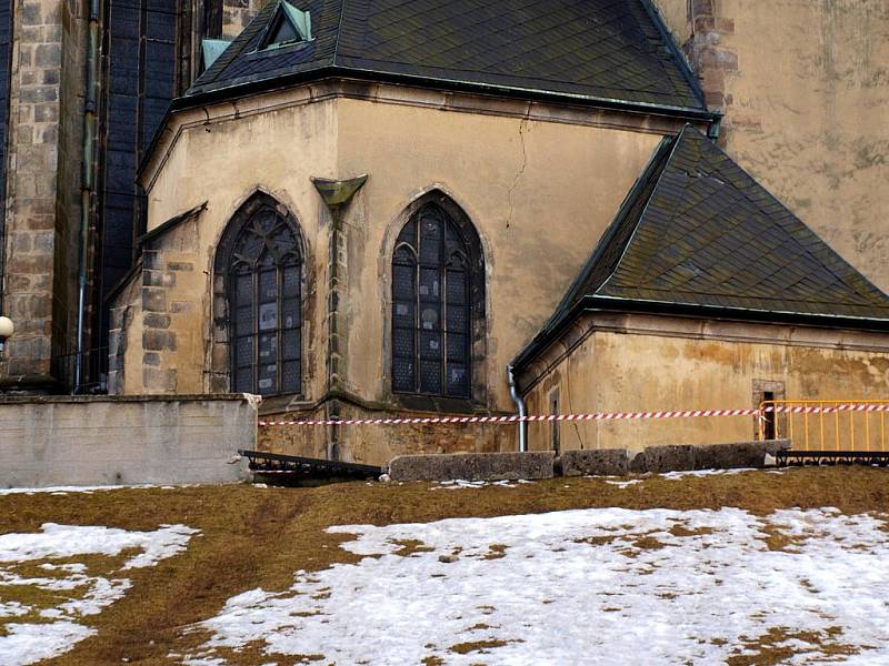 PRACOVNÍCI CHEBSKÝCH technických služeb museli místo pod kostelem svatého Mikuláše v Chebu hned v pátek večer zajistit. Spadla zde totiž  zídka.       