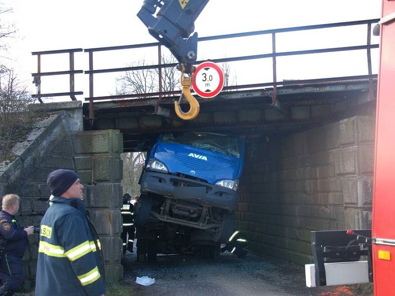 Nepříjemné překvapení čekalo včera na řidiče nákladního vozidla při projíždění pod železničním viaduktem v Nebanicích na Chebsku. Šofér si totiž neuvědomil, že na korbě veze bagr, který je příliš vysoký na to, aby pod viaduktem projel. 