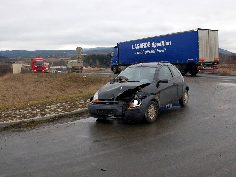 Dopravní nehoda dvou osobních aut, ke které došlo v pátek 6. března na sjezdu ze silnice R6 za Odravou