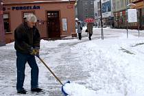 PO CHEBSKÉM NÁMĚSTÍ Krále Jiřího z Poděbrad musejí lidé chodit opatrně, aby nepřišli k úrazu. Zdeněk Kohout ale před provozovnou sníh pečlivě uklidil. 