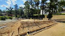 Skatepark je rozdělený zámkovou dlažbou na dvě části. „Té první se říká Plaza, je to velká plocha, která simuluje začátky skateboardingu v Americe. Jedná se o takzvaný Street," vysvětluje Jaroslav Šimáček.