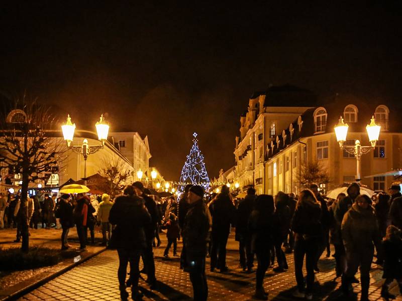 Vánoční strom zdobí Národní třídu v Chebu.