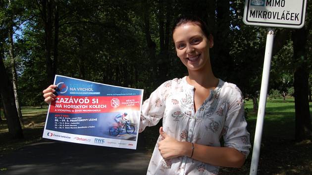 NA PRÁCI HOSTESKY při akci S ČT sport na vrchol aneb nová chuť cyklistiky 2015 se už připravuje také Agnieszka Piotrowska z františkolázeňského infocentra.