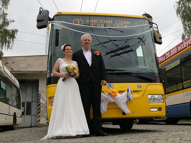 Ze svatby novomanželů Petra Faměry a Michaely Šůsové a svatební jízdy trolejbusem v Mariánských Lázních.