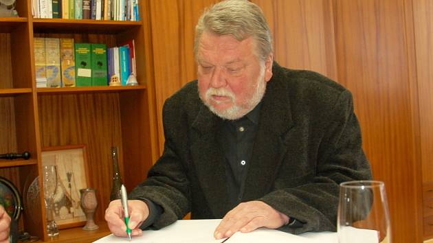 TRAGICKY zesnulý chebský spisovatel Stanislav Wintr se svou knihou Úlohy a hádanky pro kamarády.