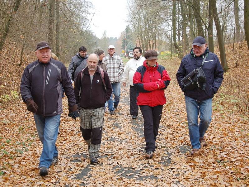 OBYVATELÉ nejen z Chebu, ale i okolních obcí se vydali k památníku Obětem železné opony ve Svatém Kříži.