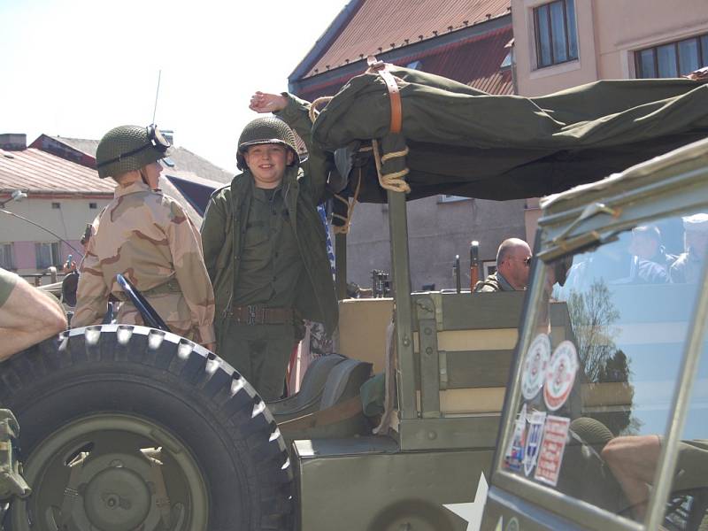 OSLAVY OSVOBOZENÍ. V rámci oslav 71. výročí osvobození přijel do Teplé a pak do dalších míst military convoy.