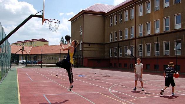 Místo vyučování se žáci raději věnovali basketbalu